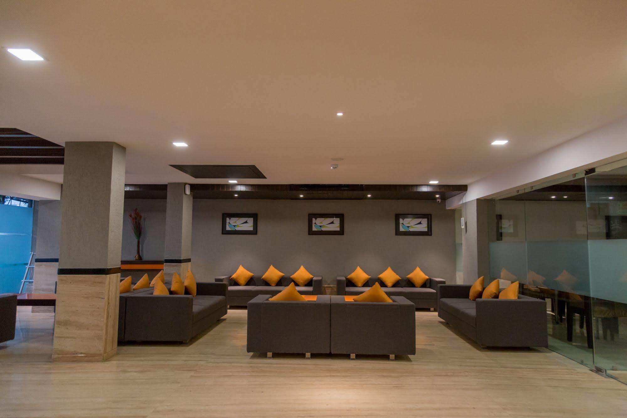 Ahmedabad Vastrapur Hotel Екстериор снимка