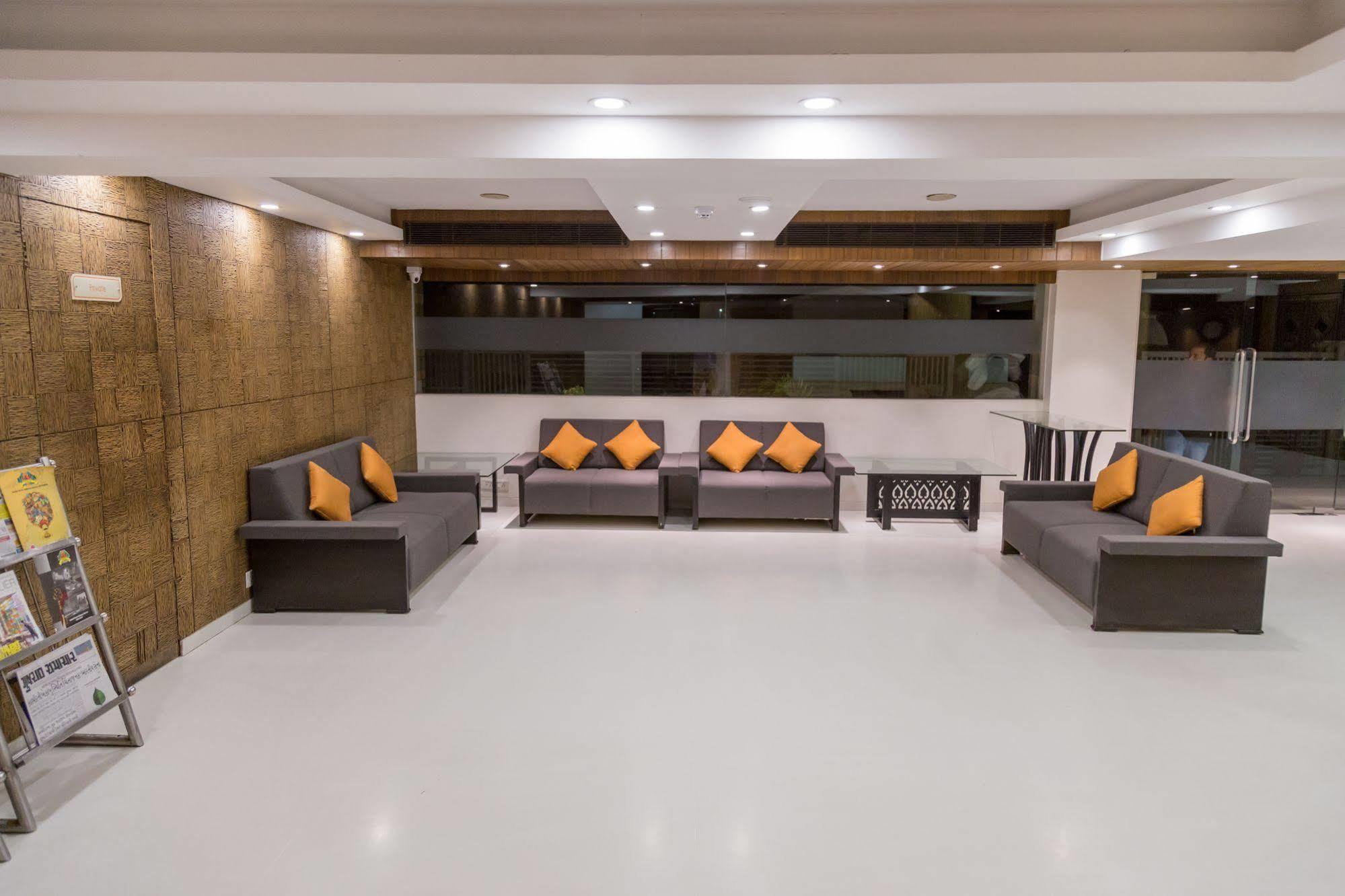 Ahmedabad Vastrapur Hotel Екстериор снимка